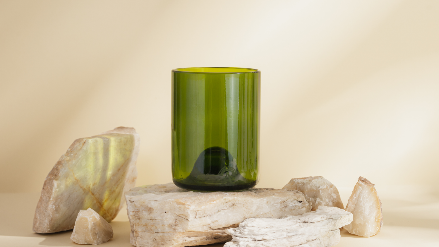 Riciclo creativo bottiglie di vetro: idee, tecniche e design sostenibile per la tavola