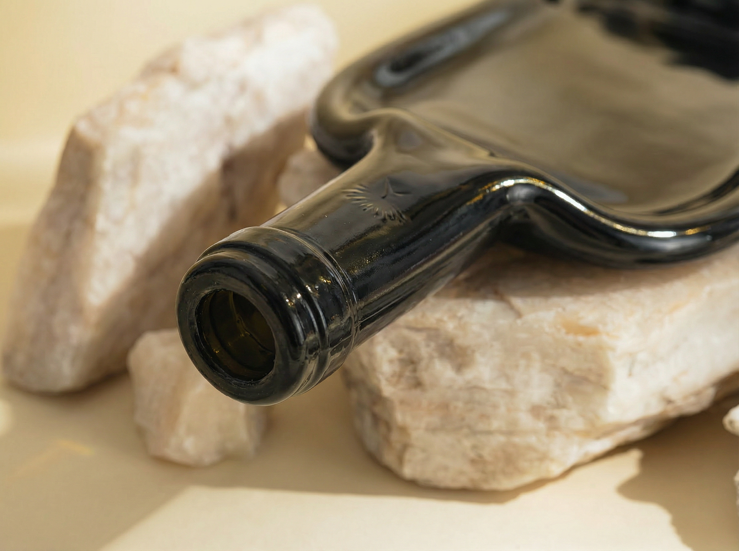Plateau | Bouteille de vin écrasée