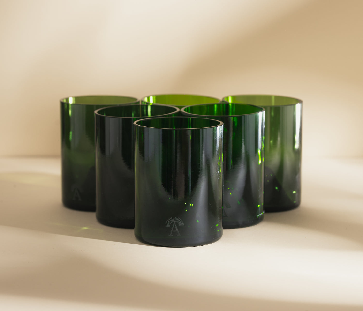 Ensemble de 6 verres verts et pichet vert
