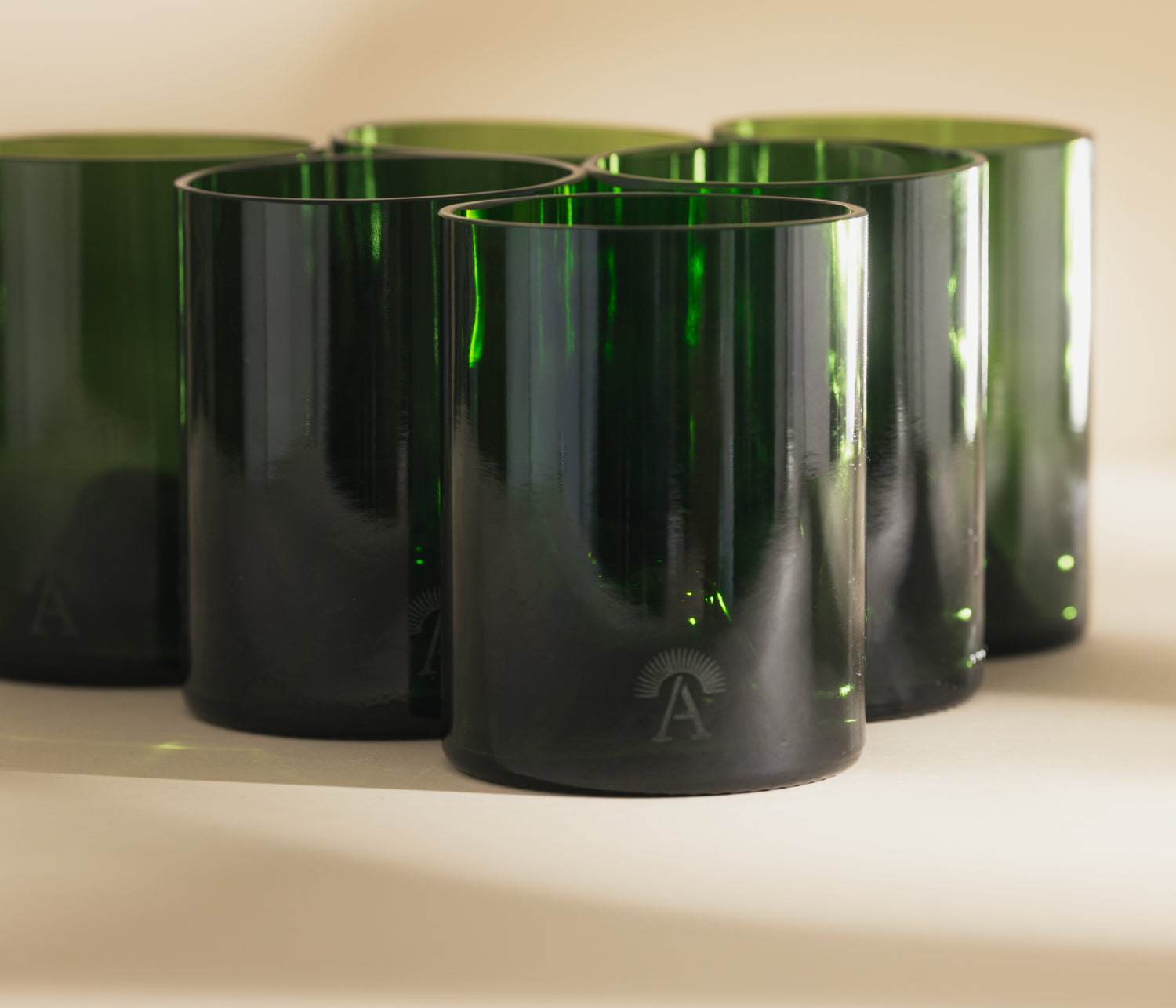 Ensemble de 6 verres verts et pichet vert