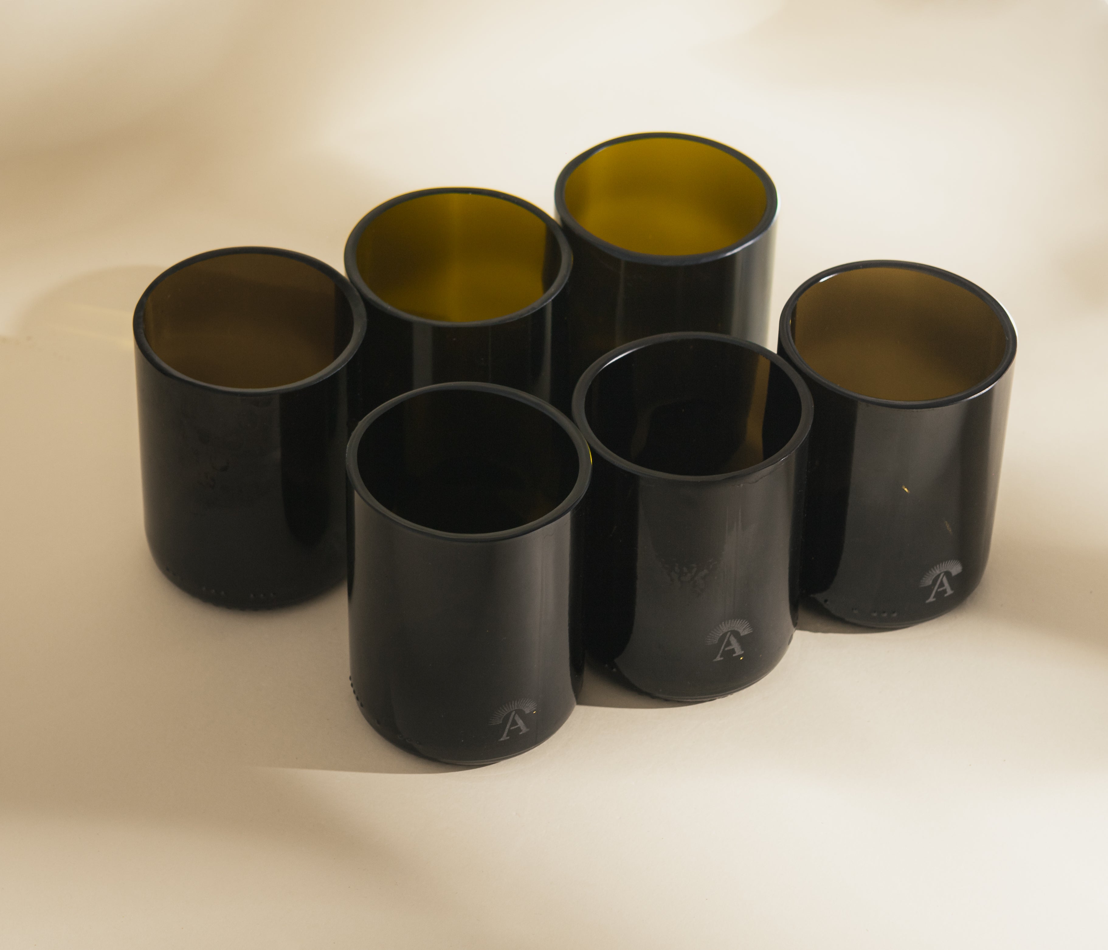 Ensemble de 6 verres noirs et pichet noir