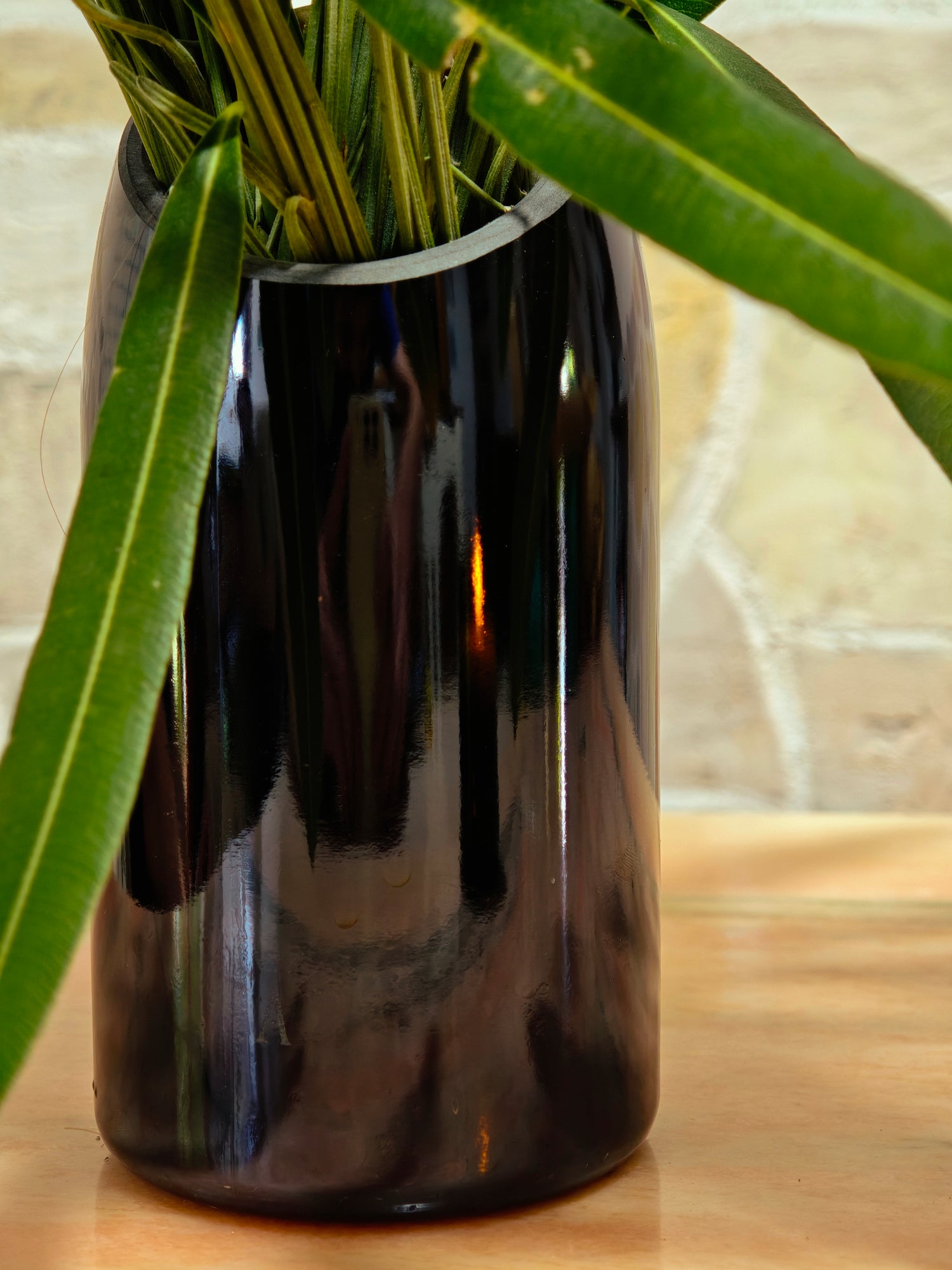 Vase artisanal: design écologique en verre recyclé
