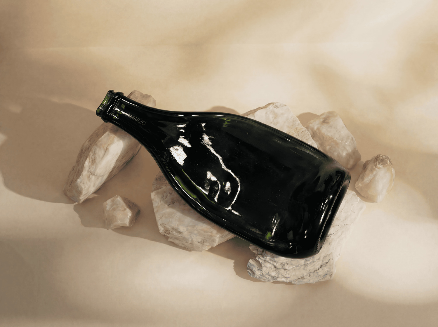 Plateau | Bouteille de vin écrasée