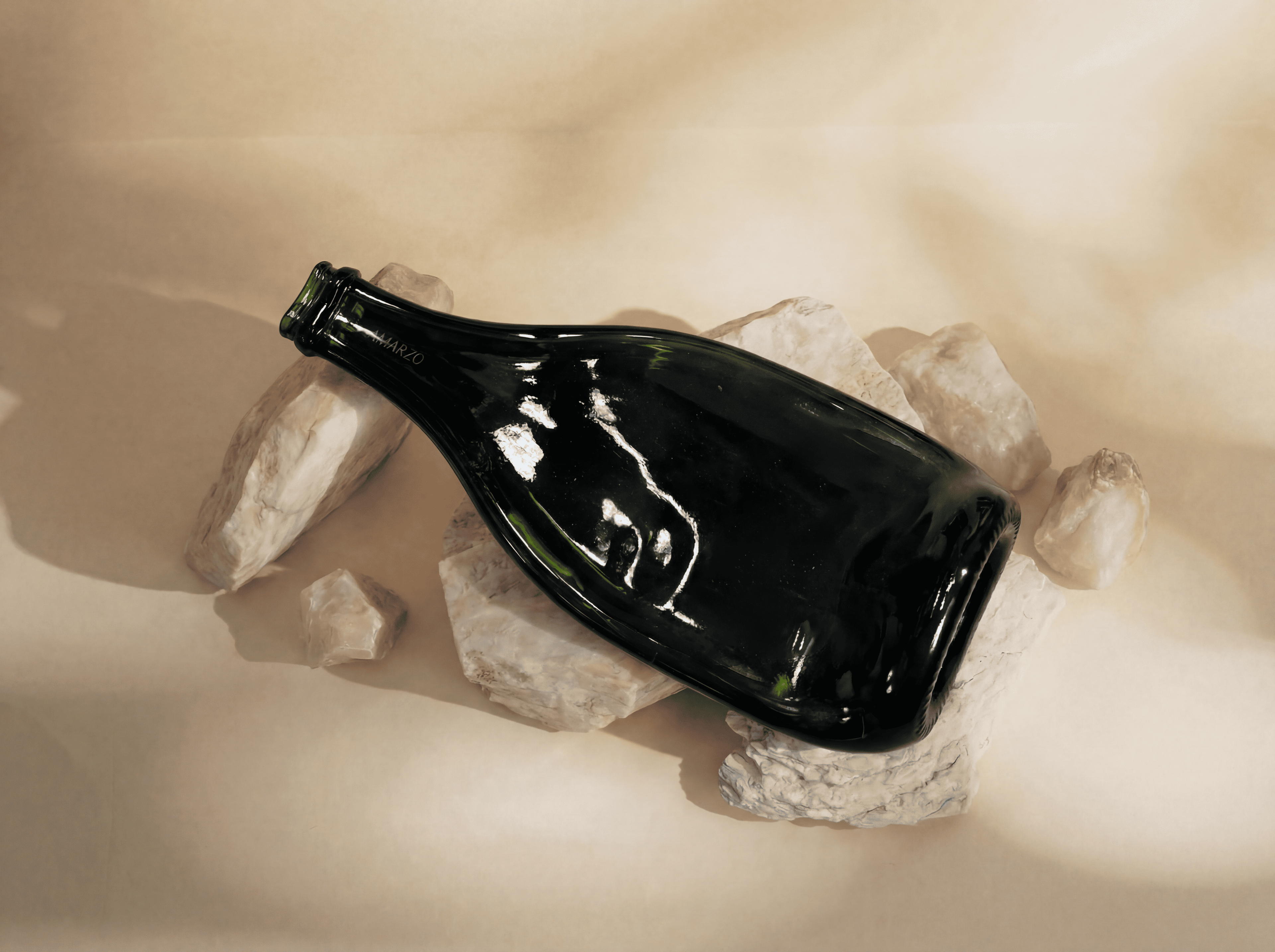 Plateau | Bouteille de vin écrasée